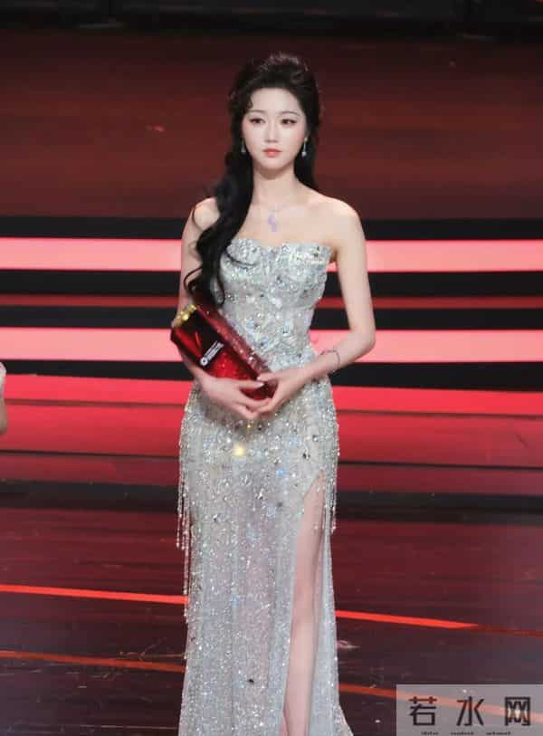 岳雨婷首次红毯太拼了！泡澡排汗敷三次面膜，网友：难怪那么美！