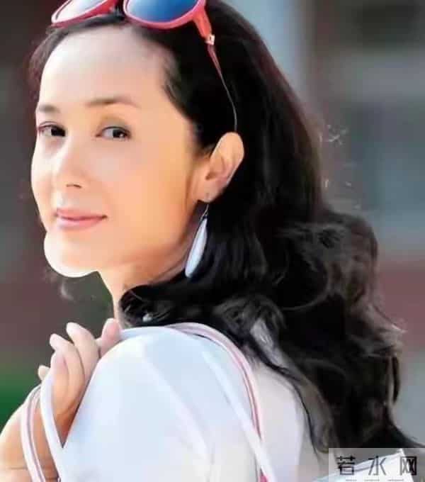 59岁蒋雯丽现状,定居英国,又瘦又老,网友惋惜:一代女神也老了