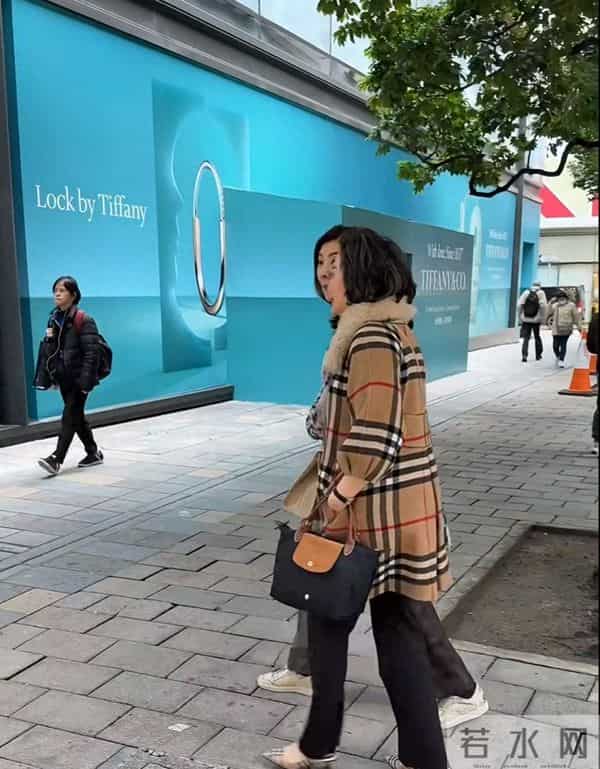 李嘉欣姐姐在上海参加继子婚礼,被敬茶笑不拢嘴,15岁儿子罕露脸