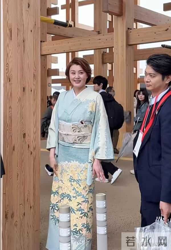 54岁藤原纪香风韵犹存很迷人，有过2段姐弟恋婚姻，无儿女成遗憾