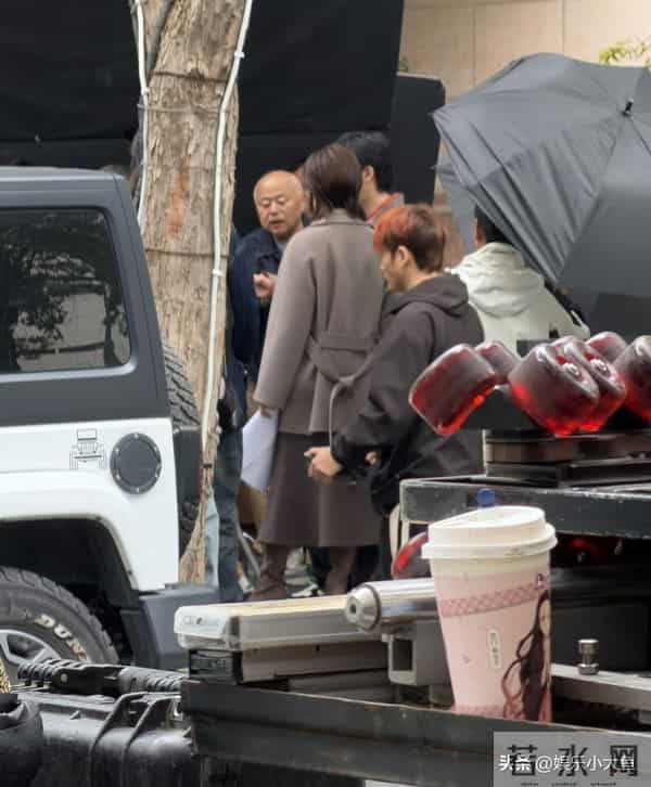 孙俪无锡拍戏被偶遇，身穿毛呢大衣新发型好洋气，本人又瘦又美！