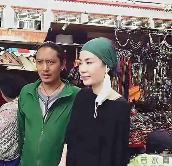 旁边的是谢霆锋吗，怎么黑成这样了，王菲还是王菲没咋变