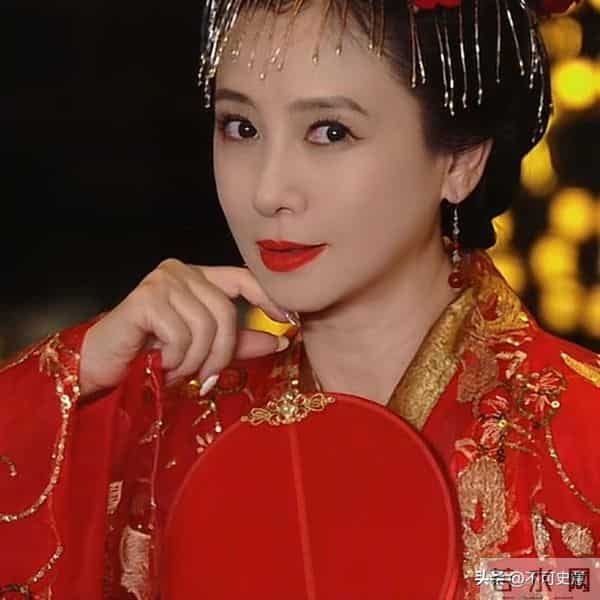 曾经红极一时，如今为养家糊口沦落到景区卖艺，这4位明星太可惜