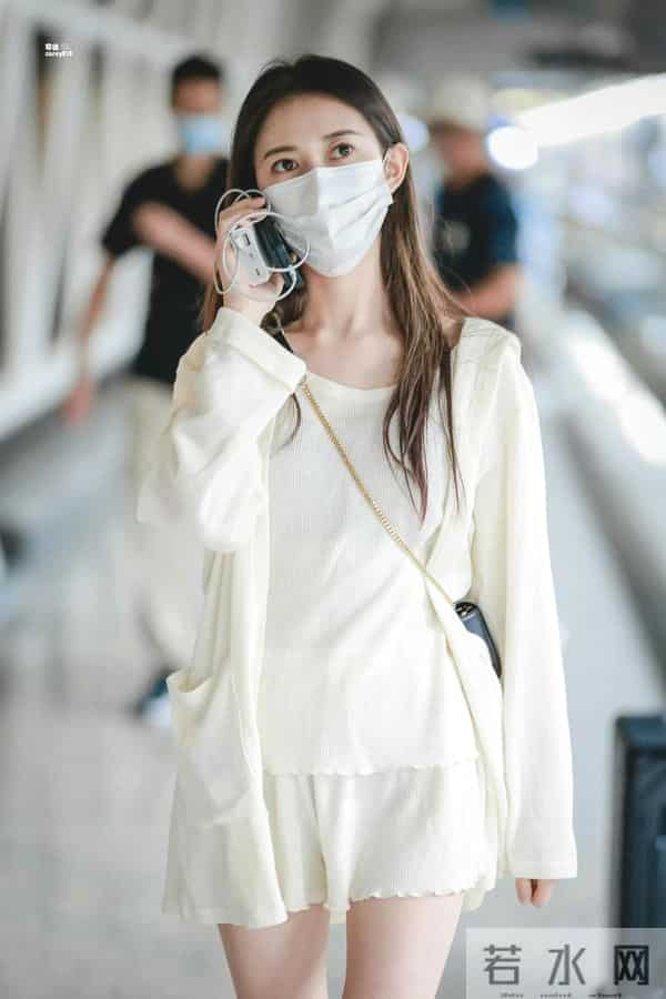 陈钰琪机场照美腿美脚丫超短裤，这拖鞋都能穿这么美？