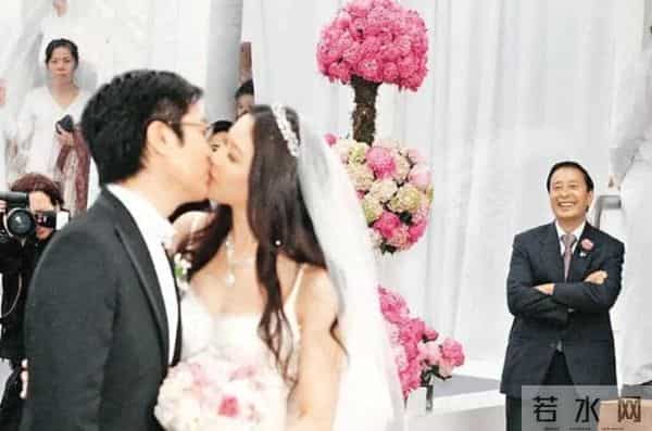 14岁就长得“倾国倾城”，24岁被富豪花7亿娶回家，8年生下4个娃