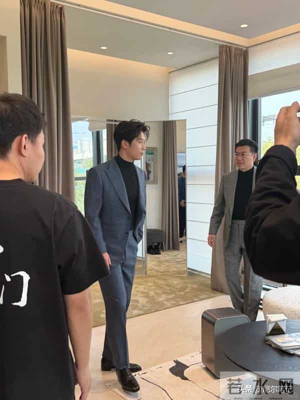 窦骁婚变风波后再现身，面容浮肿眼还小、颜值暴跌，左手仍戴婚戒