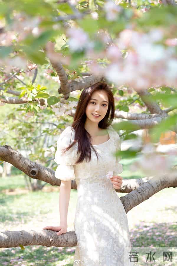 中传校花冯琳当主持人啦！不愧是最美领读员 这颜值不比明星差