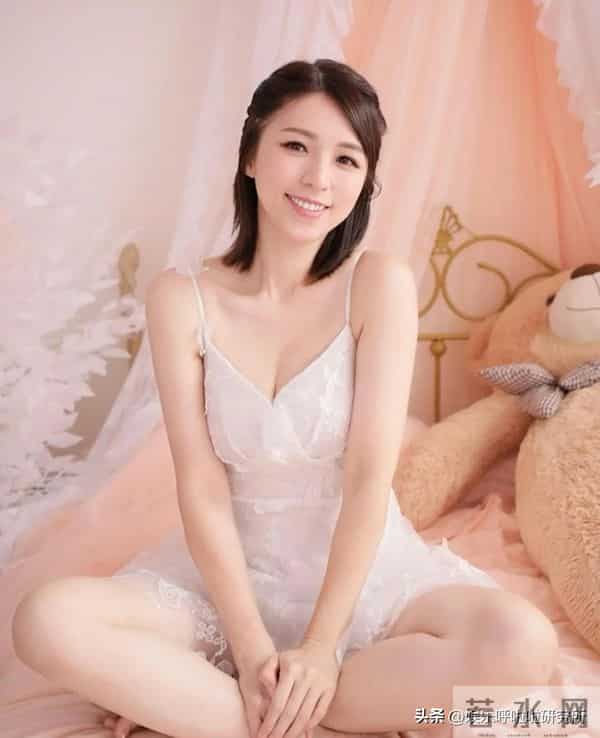 前TVB宅男女神：婚后遭儿子投喂剩食变胖，下巴消失依旧美艳