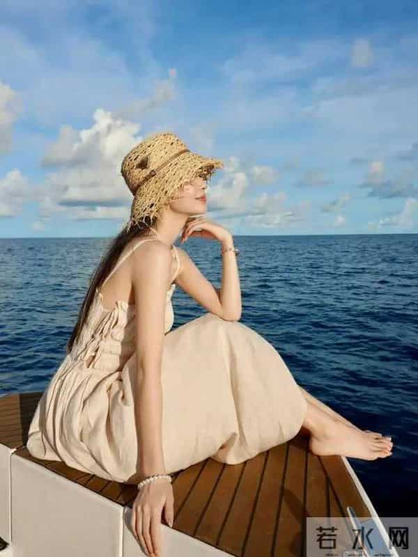 杨颖大胆展示自己光脚丫美腿美好身材