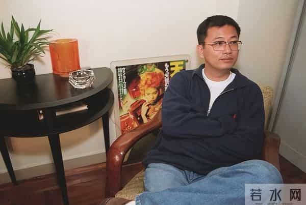 67岁王家卫晚节不保，开金靖黄腔、说唐嫣装，原来王传君真没说错