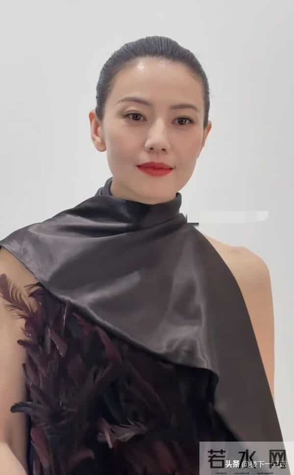 高圆圆初冬活动大秀美背 贴头皮造型优雅 细纹也挡不住的顶级骨相美