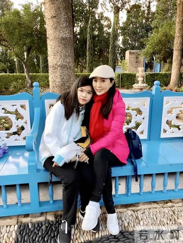 她曾火遍全国，巅峰时与台湾音乐家隐居，如今58岁未婚与养女相伴