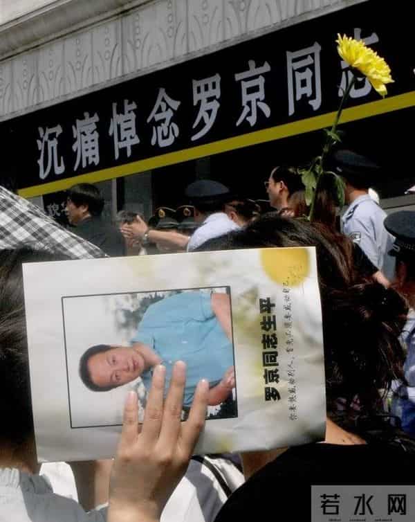原来他是罗京的儿子,14岁时扛起小家,母亲再嫁时只提了一个要求