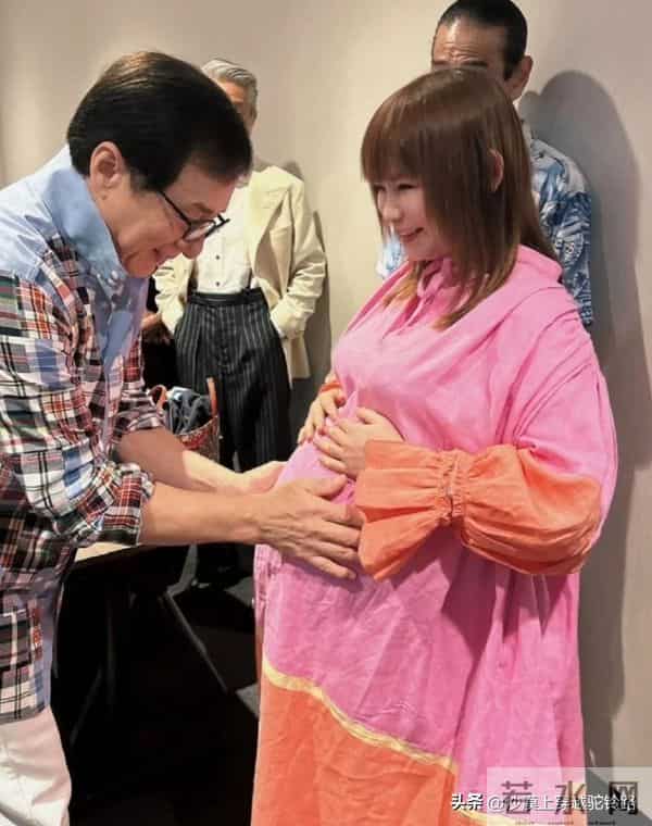 71岁成龙和日本女星中川翔子见面，用手抚摸对方孕肚，眼神好温柔