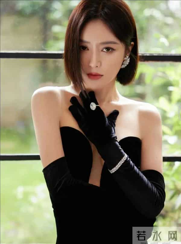 秦岚：真空深v，身材是真的有料啊~