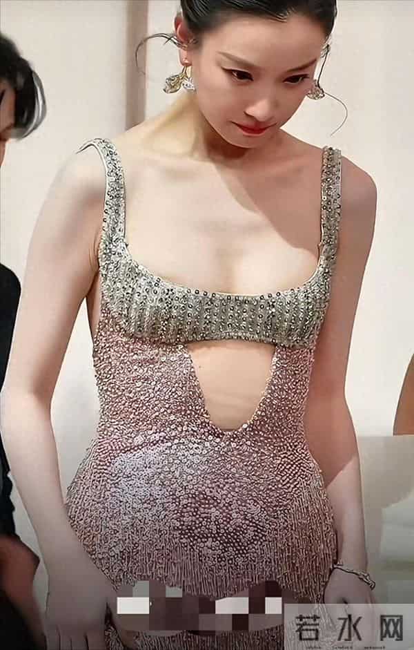 倪妮参加某品牌活动红毯，造型炸裂，表情看来应该是很冷！