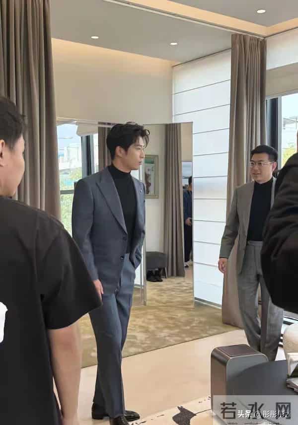 窦骁西安活动西装杀！188身高帅出天际，网友：何超莲眼光绝了