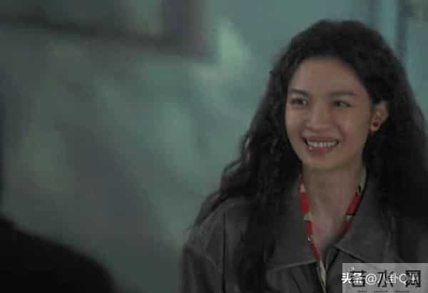 人不红倒是爱蹭！合影抢C位，当众让李晨难堪的她，如今过得怎样