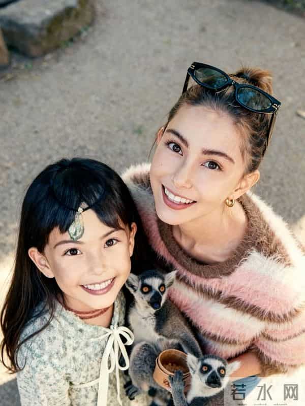 周杰伦女儿首露正脸,与妈妈一起怀抱考拉,母女复制粘贴太美了!