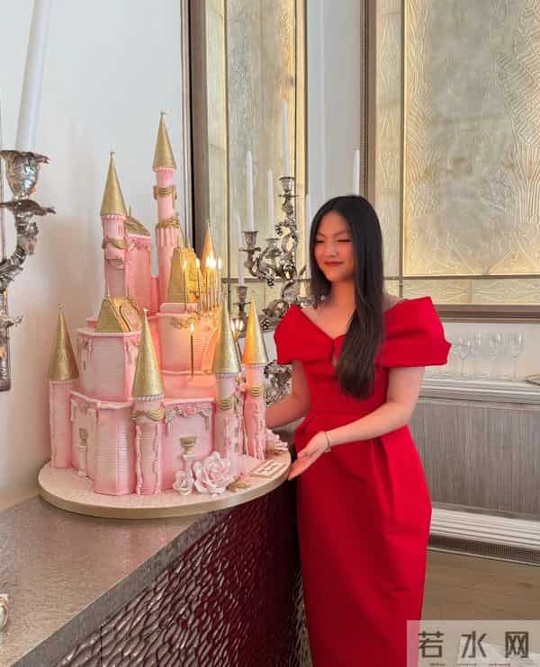 王岳伦一家三口同框，李湘瘦了，被问及模仿热潮，本人笑而不语