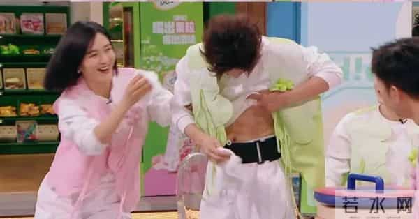 51岁何炅公开回应，热搜爆了！