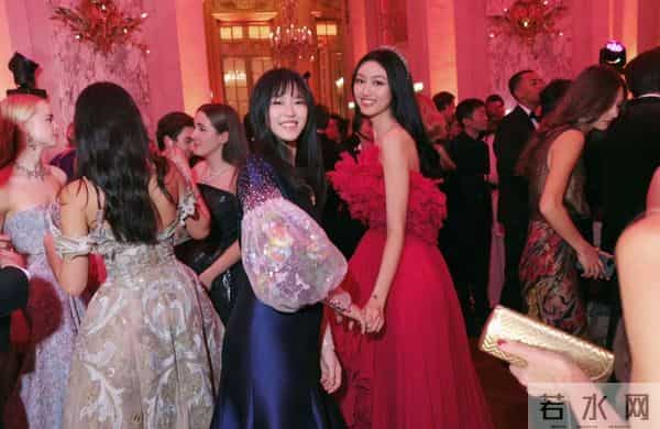 陈可辛吴君如19岁女儿参加巴黎名媛舞会，张艺谋女儿等人也参加过