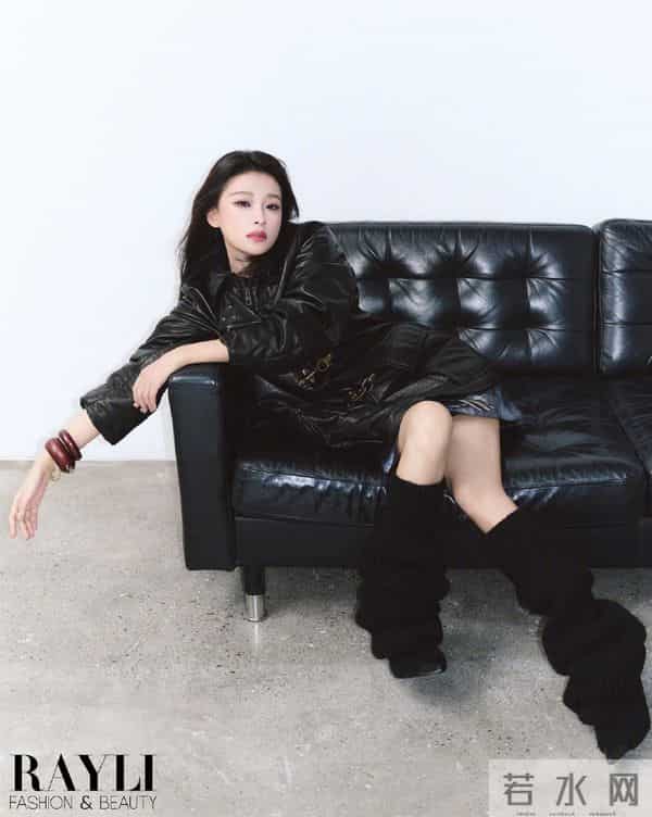 孙怡11月份封面写真，丝袜高跟穿搭个性又迷人