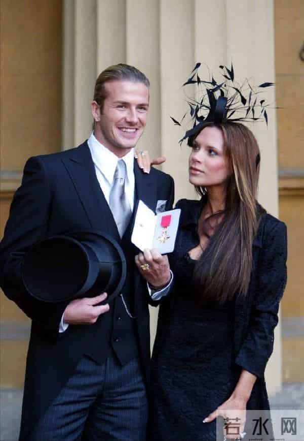 贝克汉姆圆梦封爵!一手牵贝嫂一手牵小七,俩儿子像“保镖”