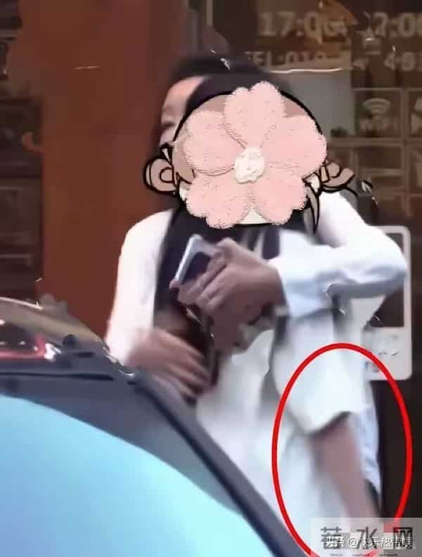 玥儿与奶奶关系好，网友晒祖孙牵手照，比奶奶还高，背影好清瘦