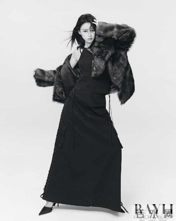 孙怡11月份封面写真，丝袜高跟穿搭个性又迷人