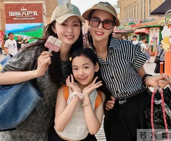 佟丽娅在深圳扫购黄金！头发稀少假发明显，满胳膊黄金手串太吸睛