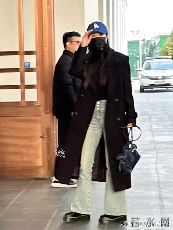 杨幂把大衣穿明白了 酷飒慵懒全拿捏 普通人这么搭 出街也能有明星范