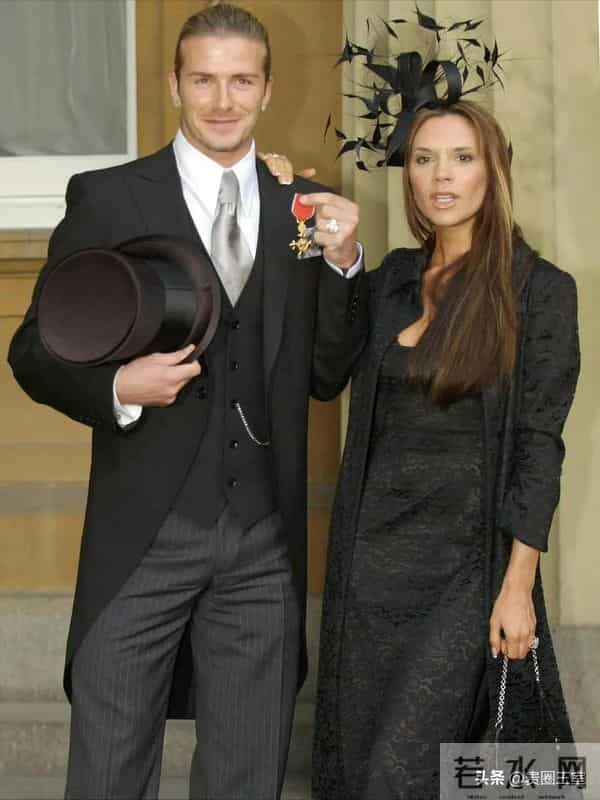 恭喜！50岁贝克汉姆正式授勋，西装可以纪念一辈子