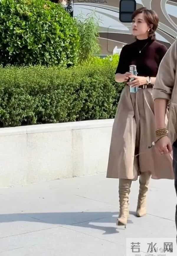 43岁孙俪被偶遇，打扮的很知性，身材真的很好，手里拿着保温杯。