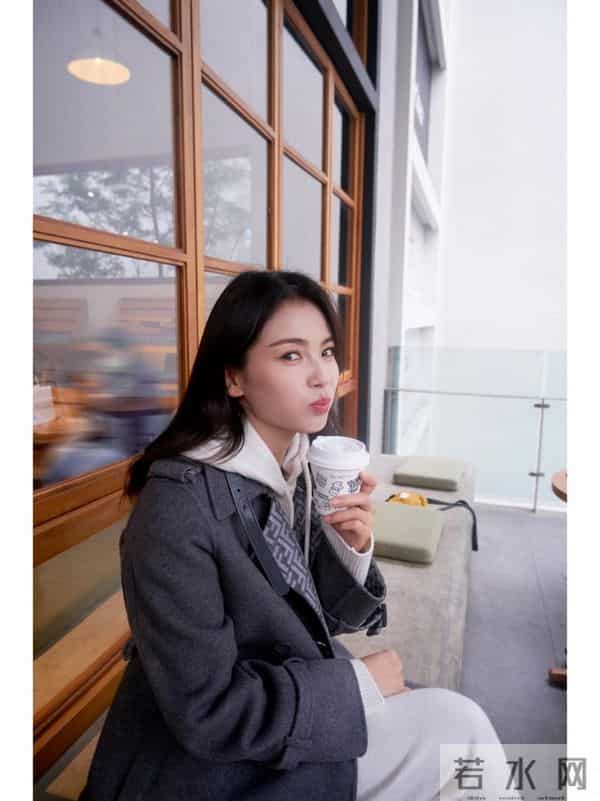 看了刘涛的穿搭，我悟了：大衣不配半身裙、小白鞋，才更时髦高级