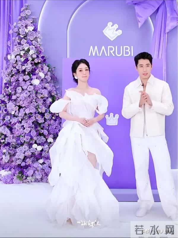 杨紫活动现身，紫色现场映衬下，一袭白裙似白玉兰，美得超惊艳！