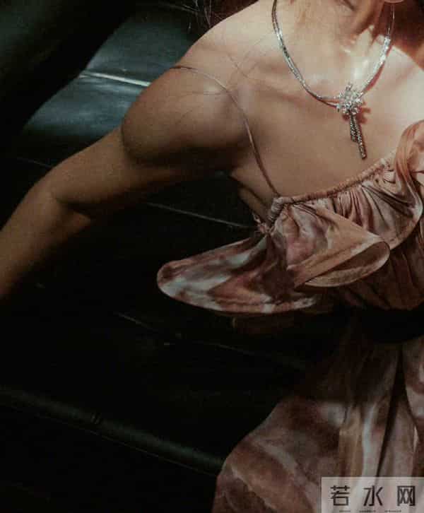 张馨予这组好有感觉!光脚陷在沙发,慵懒又好看