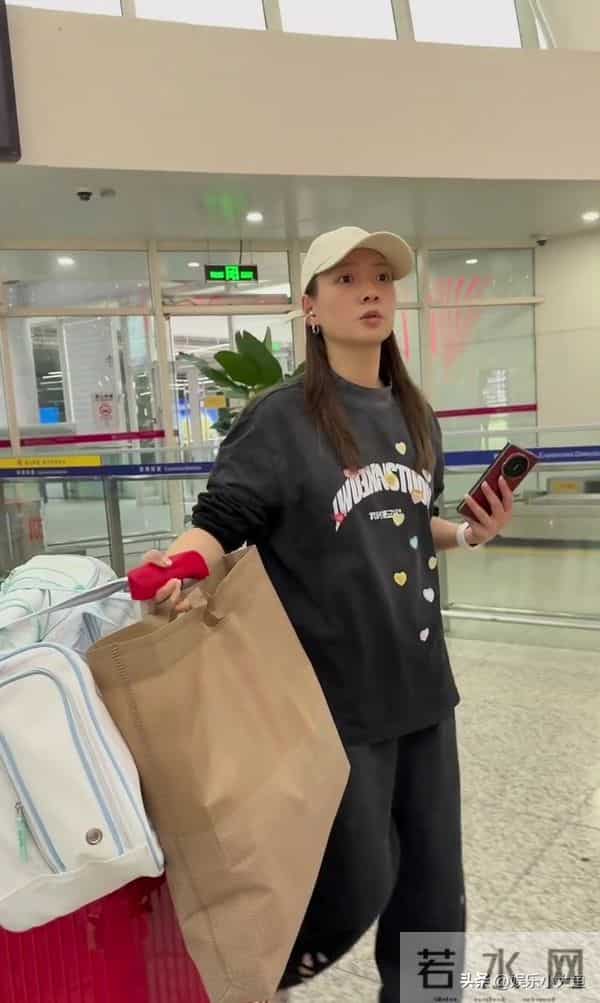 黄雅琼深圳机场到达路透，穿黑色印花卫衣套装，走路带风又美又飒