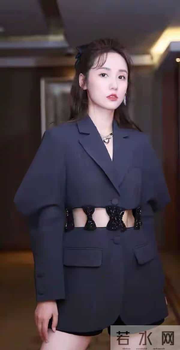 吕一，肤白貌美，体态丰腴：写真欣赏。