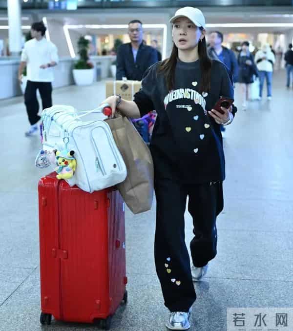 黄雅琼深圳机场抵达，黑色印花卫衣套装配米色帽，休闲随性好高级