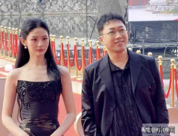 横店这一夜,大气明媚的短剧女神郭宇欣,力压内娱一堆“排骨精”