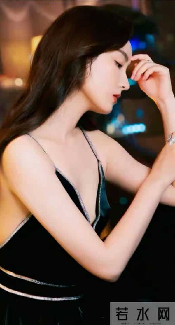 吕一，肤白貌美，体态丰腴：写真欣赏。