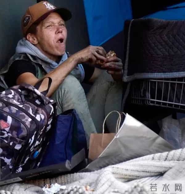 “惨文化”人物代表，昔日性感女神如今在街头捡垃圾