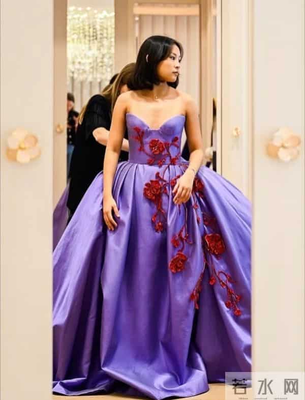 陈可辛吴君如19岁女儿参加巴黎名媛舞会，张艺谋女儿等人也参加过