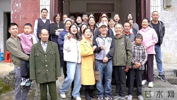 赵传老家探亲,网友:这一家太像了