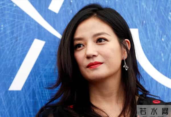 面相又变了!49岁赵薇近照曝光,婚礼上用心打扮,却走不了回头路