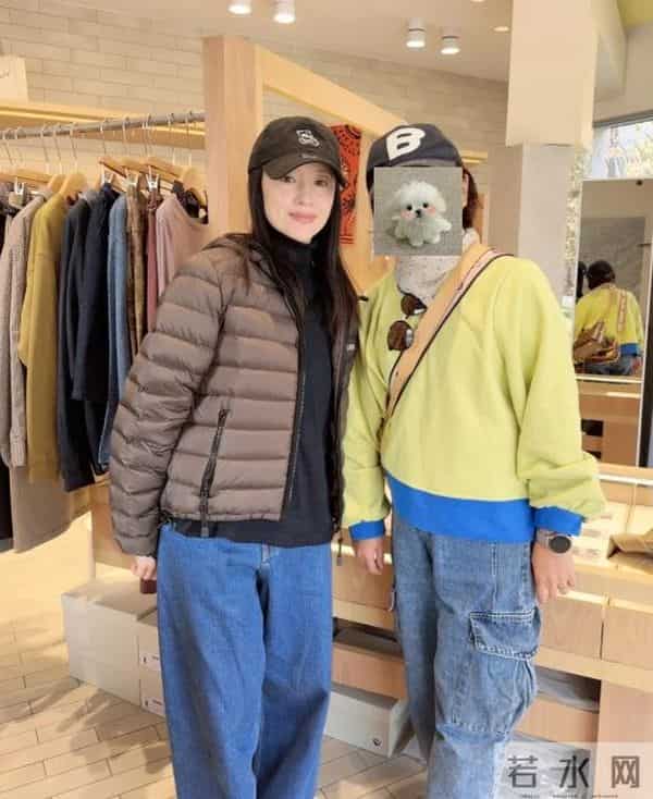 45岁董洁在河北巡店，生图皮肤白皙褶子多，腿短个子矮身材五五分