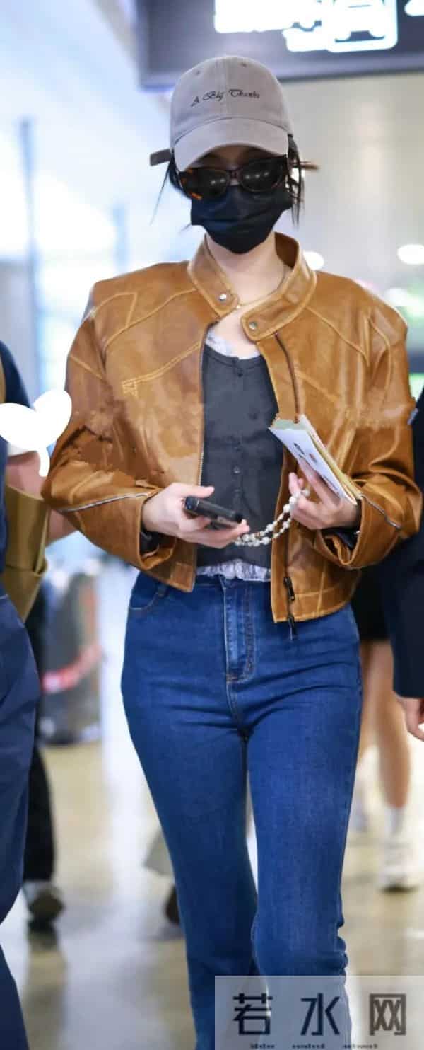 王楚然现身机场，皮衣搭配微喇牛仔裤勾勒身材又气场十足！