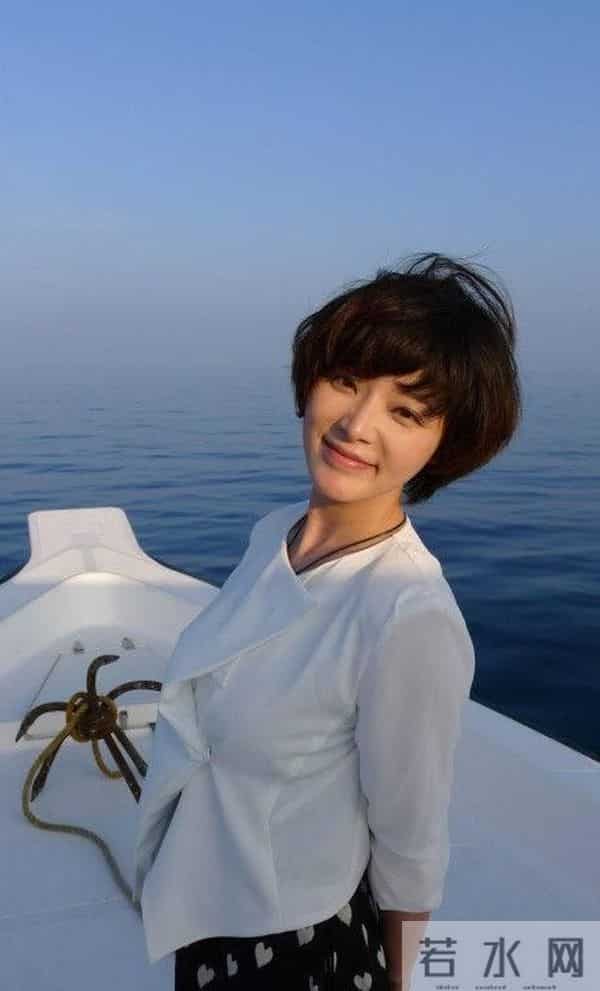 央视主持人胡蝶：31岁嫁大12岁陆川，婚后长期分居生下一儿一女