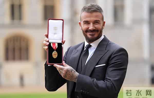 50岁贝克汉姆带妻儿领勋章,14岁小七好漂亮,布鲁克林依旧没露面